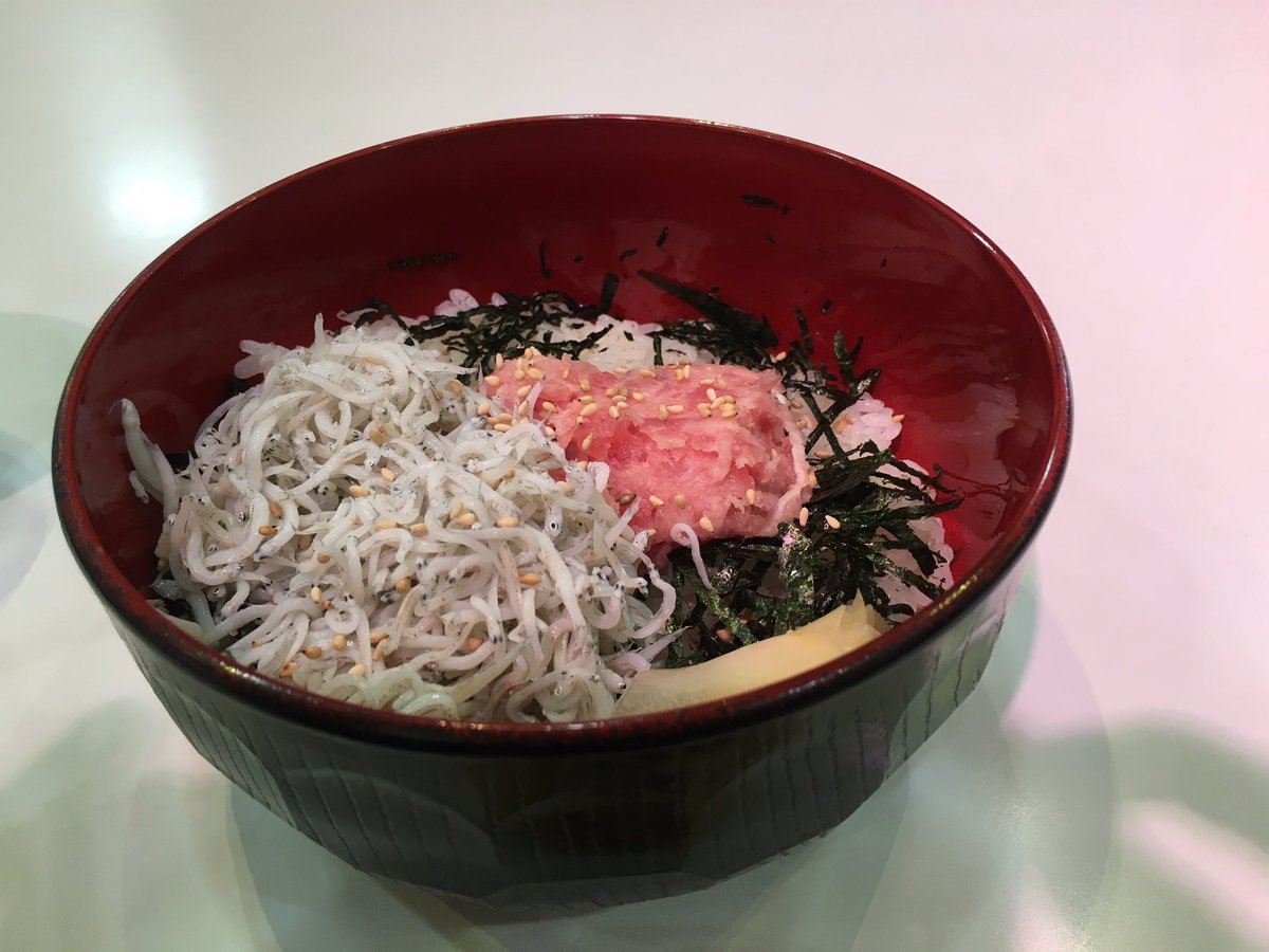 ぐんそーさん 今日の朝食 3回目 沼津港の沼津みなと新鮮館にある丸勘さんで二色丼 味噌汁 ひいらぎの唐揚げいただいてます めっちゃサンシャイン推しててファンとしては嬉しい限り 揚げたてのひいらぎうめぇ おかわり自由の味噌汁も甘えびが入っ