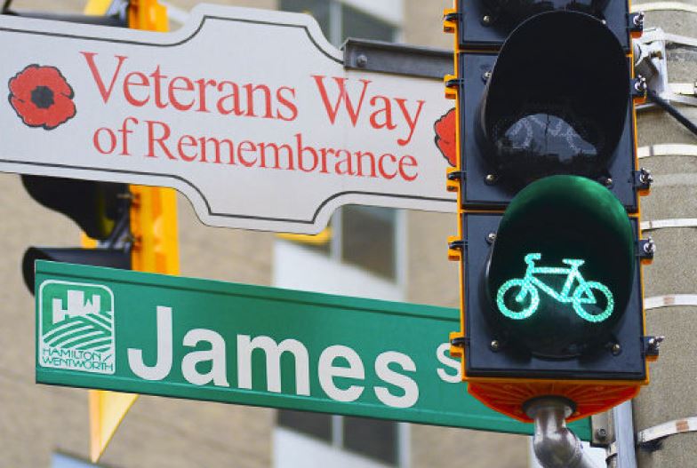 TheSpec's tweet photo. Hamilton cyclists now have their own traffic lights
https://t.co/LyyR3XXOyc https://t.co/riyK9hrOeu