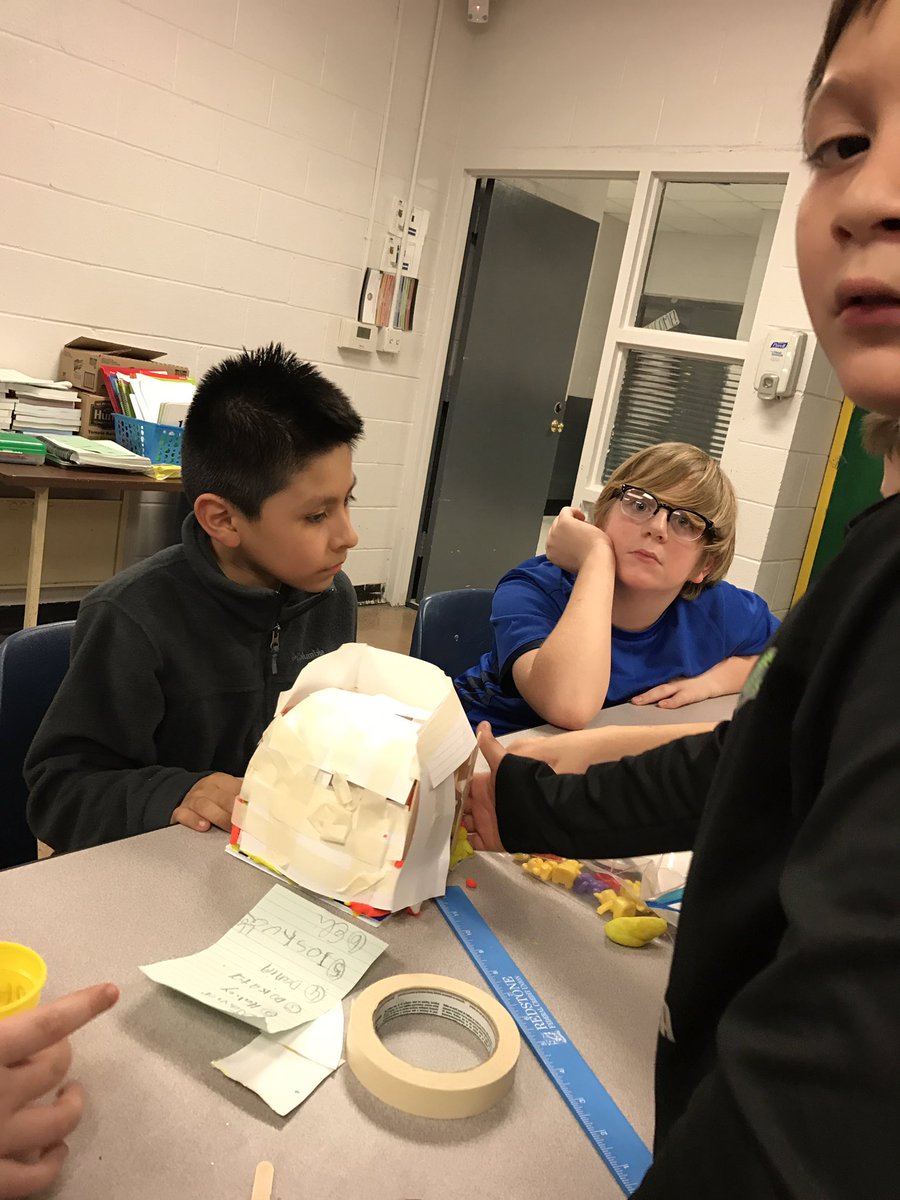 Lar73Larissa's tweet photo. #PineyPanthers are exploring how to build an apartment building for teddy bears to make some money. #STEM #21stCCLC https://t.co/YD5ikVWsH3