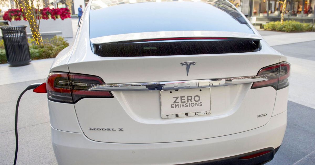 engadget's tweet photo. Tesla's latest 100D models focus on range, not power https://t.co/SNNjGMqqMF https://t.co/ardgTEye59