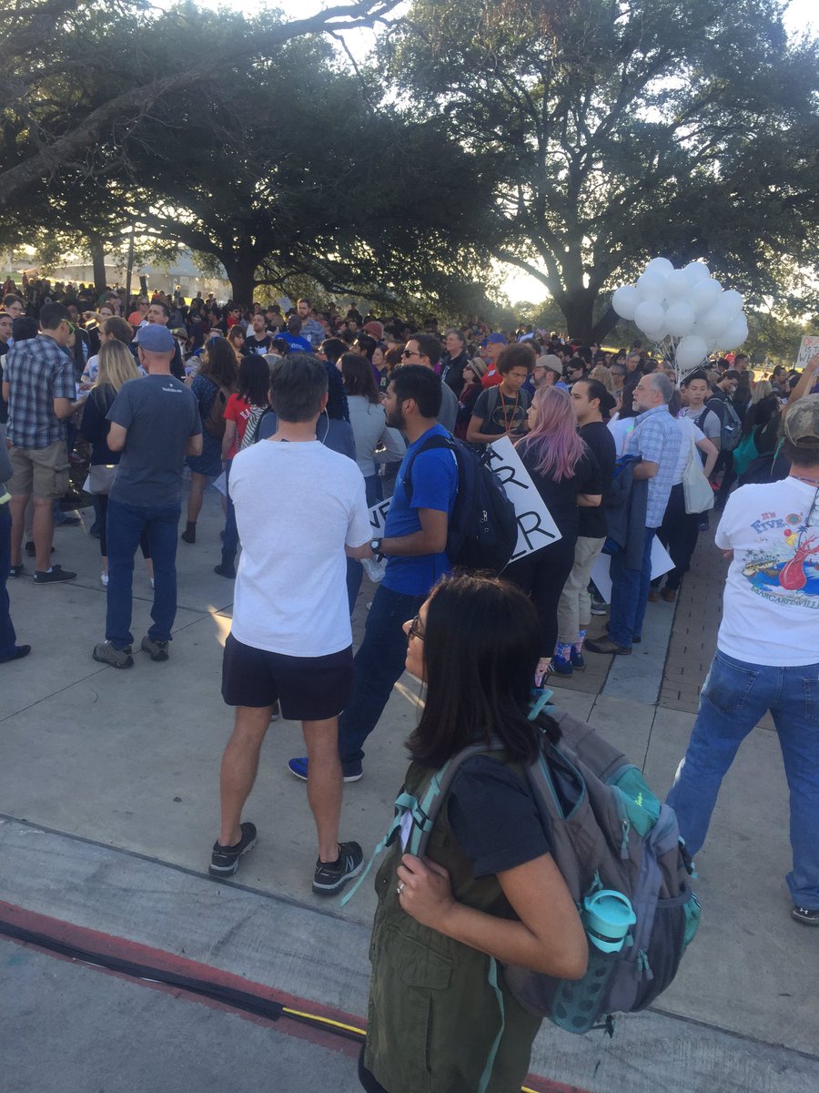 taygoldenstein's tweet photo. Just arrived at Auditorium Shores where groups are gearing up to begins March to the Capitol #J20 #TXInauguration https://t.co/VpGFz3J6Ap