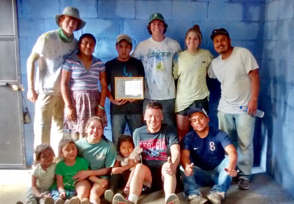 guatcats's tweet photo. Three families received their new homes today. GuatCats end @JanTerm17 with countless new memories and relationships. https://t.co/u37mmLxeYx