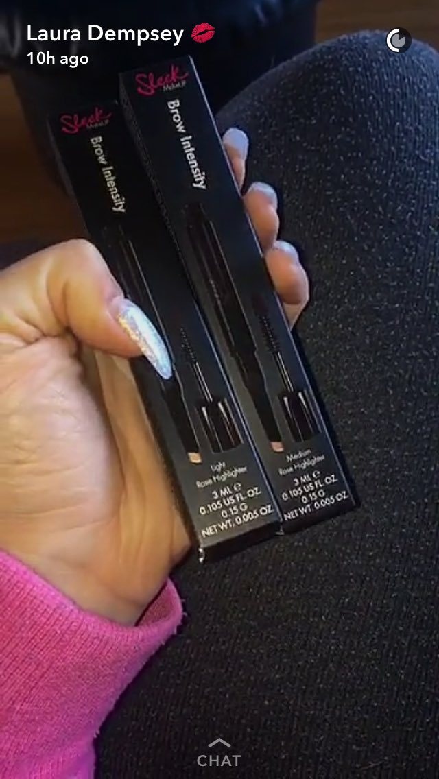 SleekMakeupIRL's tweet photo. Spotted! @DempseyLaura showcasing our new #BrowIntensity we promise you'll love it! #BrowsOnFleek https://t.co/h0Ti3G0U6M