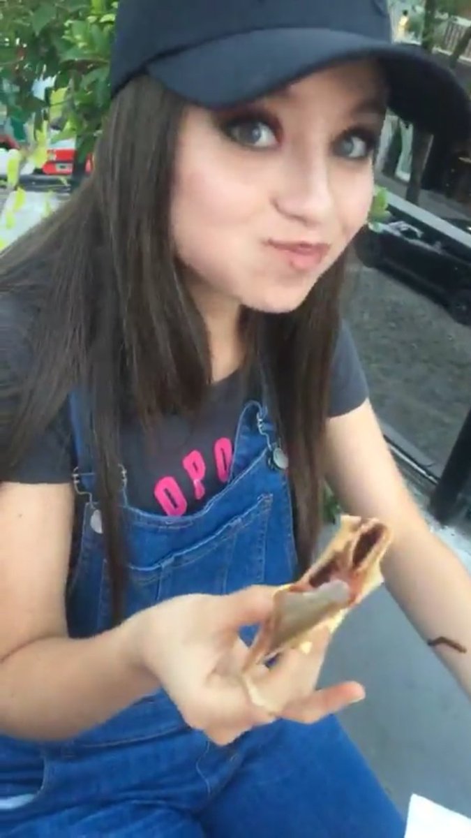 edugillz's tweet photo. KAROL ERES YO COMIENDO NUTELLA😂😂😂😂 @karolsevilla https://t.co/VkYlkfYjpU
