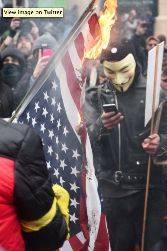 portlandmercury's tweet photo. "Fuck capitalism! Oh cool I caught a Pokémon.”
https://t.co/bEK4AdPj95 https://t.co/wu7I6VkHmQ
