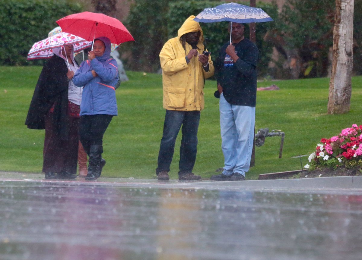 rzlui's tweet photo. A small group brave the rain to catch a glimpse of the Obamas outside Thunderbird Heights. @DesertSunNews https://t.co/kovPDvnSAj