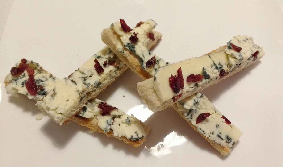 el_palique's tweet photo. Con que maridamos estás barritas de queso azul?? Nosotros con un Pedro Ximenez, PERFECTO.  #PE. https://t.co/rYgSUCEM4L