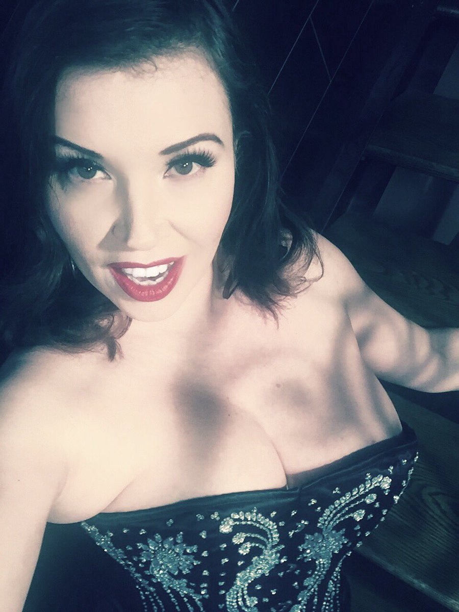 AnastasiaPierce's tweet photo. And classic glamour today too https://t.co/J4GLyeZDcL