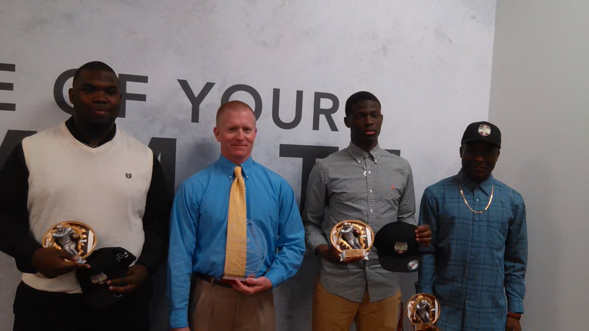 LVPeaches81's tweet photo. 2016 Blitz Coach of the Year DARYL KING with @datronj17 @Duanenichols10 And Tyshawn McDaniel. Still look like champions! I'm just saying!!! https://t.co/IS0prguozI