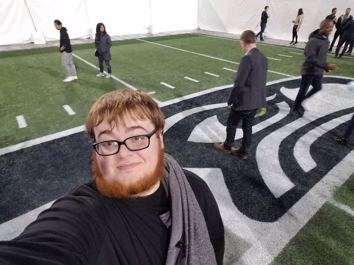 austinv900's tweet photo. He'll yeah this my kinda party #BePeculiar #AmazonPostHolidayParty2017 https://t.co/4D1v9wujYA