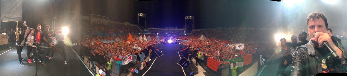 ciroylospersas's tweet photo. Gracias mdq! Primer show del año explotó el patinodromo!! Q placer verte otra vez!! https://t.co/9vXsp8ApmS
