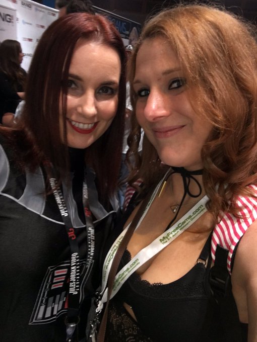 1 pic. Finally got my pictures with @AmberLily https://t.co/WMP1VAyYN5