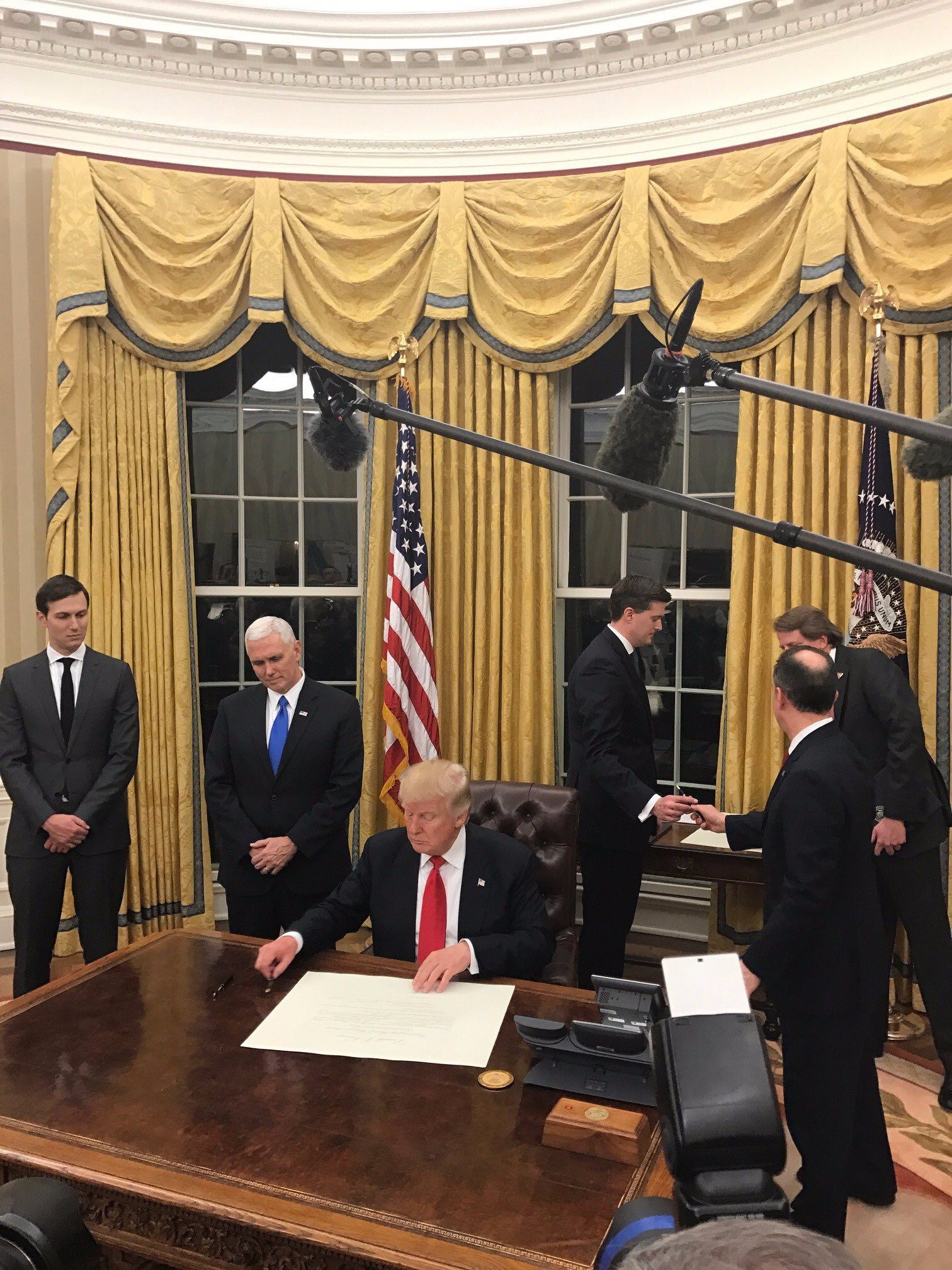 Yashar Ali 🐘 on Twitter "Trump Oval Office curtains vs Obama Oval