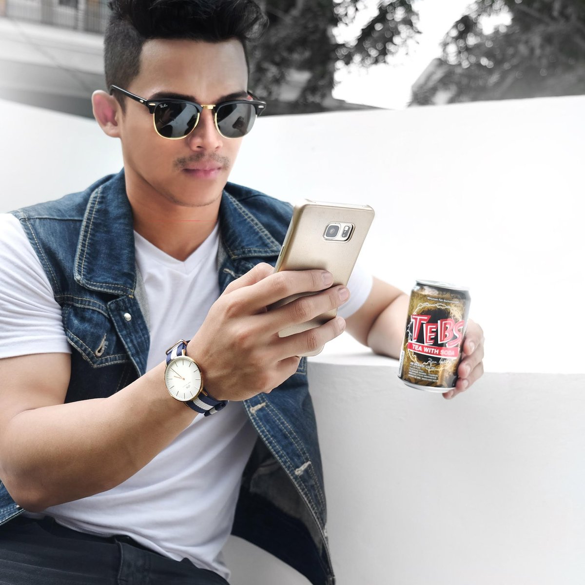 tebssodaID's tweet photo. TEBSholic! Apa yang paling sering lo lakuin dengan smartphone lo? 
#DareToSparkle https://t.co/cjdet1nTC4