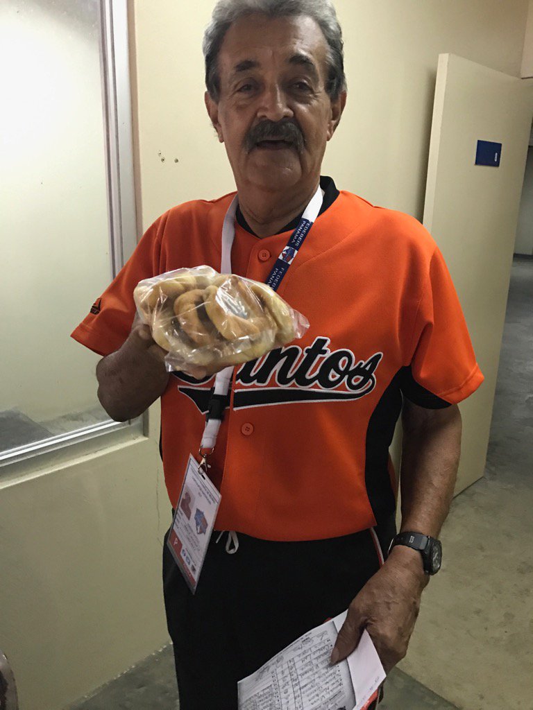 Uno de los grandes dirigentes del deporte nacional MINGO CASTILLO gracias Mingo por las rosquitas  SABROSO SABROSO