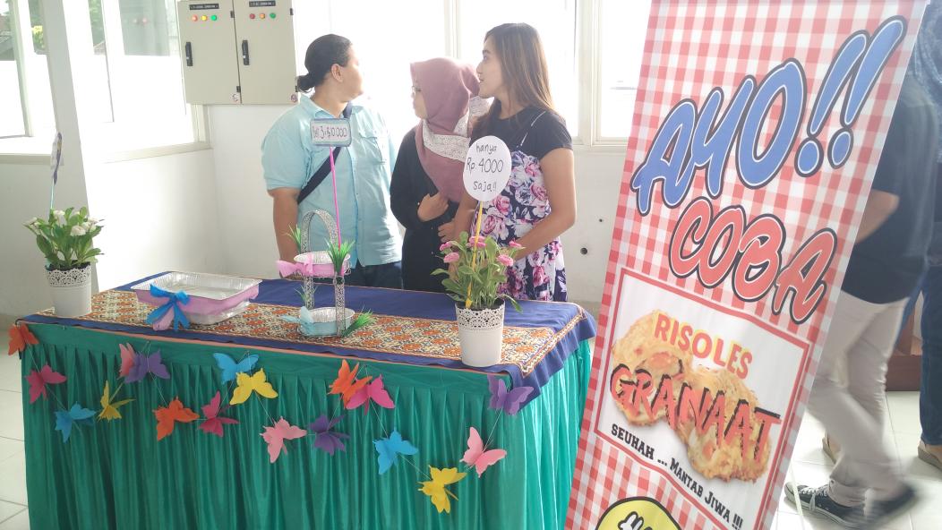 bopuara's tweet photo. Yang suka risoles!  Yang suka pedas!  Cobain risoles granat!  Bakalan meledak pedesnya di mulut. Seuhaaah #bizday2017 #digmarkstiekesatuan https://t.co/r8ccL2SnkU