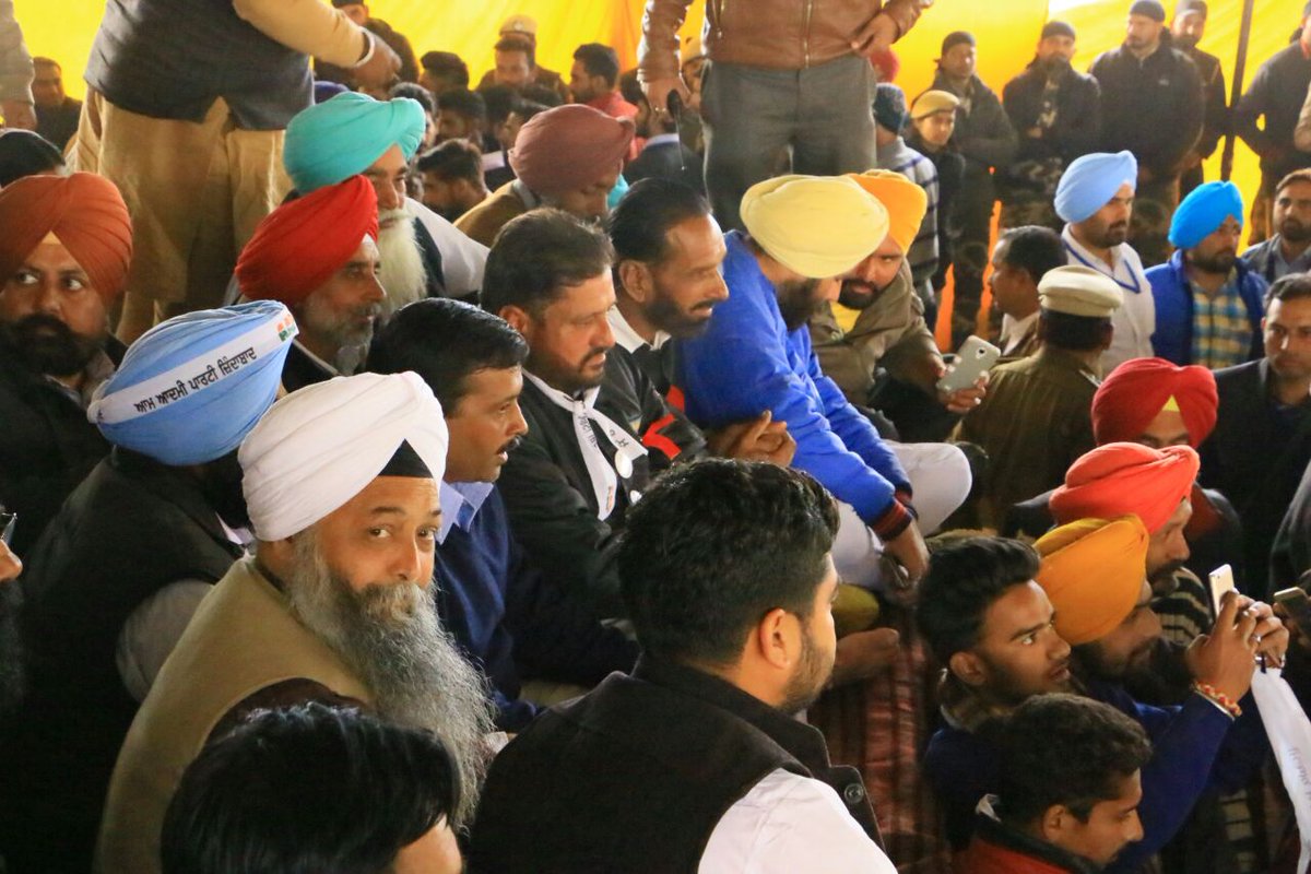 aapkapunjab's tweet photo. Massive crowd in @ArvindKejriwal's Punjab Inquilab Rally at Killian wali, Lambi. 
#AAP_Ka_Punjab 
@officialJarnail https://t.co/zJehsQxHHf