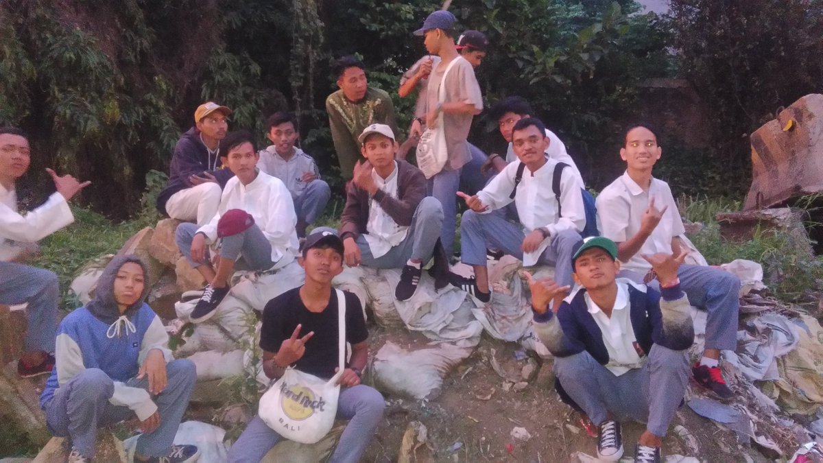 PARAH30KM_'s tweet photo. Kemaren nyari yang hut sayangnya yang hut gak nongol2😂😂😂 https://t.co/eh2Qayas8I