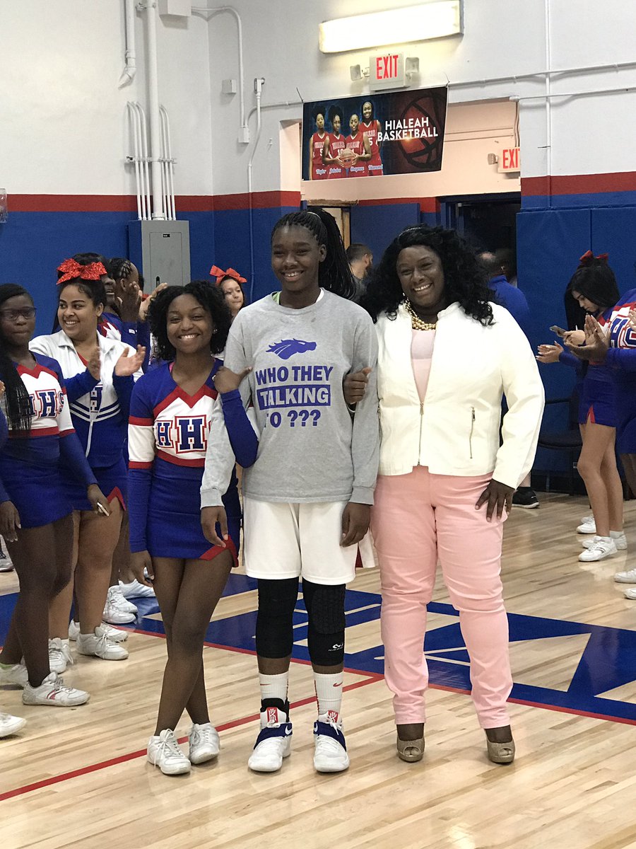KrimsonKnight's tweet photo. My senior lady #Tbreds @tbredgbb made me proud @taylored_88 @_Chey14 @HeadTBred @HialeahSenior https://t.co/EludVZBElq