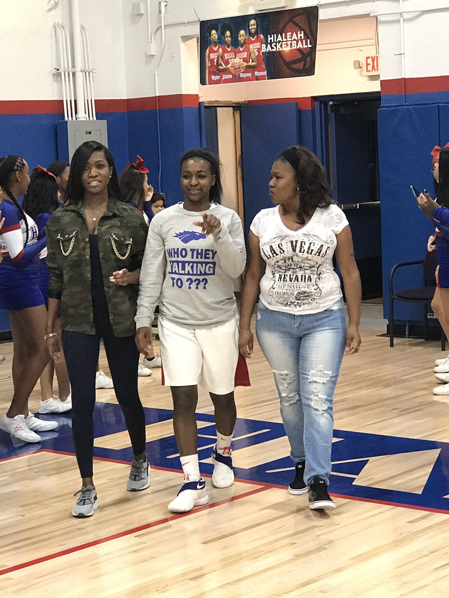 KrimsonKnight's tweet photo. My senior lady #Tbreds @tbredgbb made me proud @taylored_88 @_Chey14 @HeadTBred @HialeahSenior https://t.co/EludVZBElq