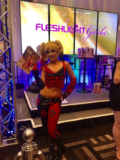 #guesswho is signing at #Fleshlight https://t.co/Kpwdr3BrG7