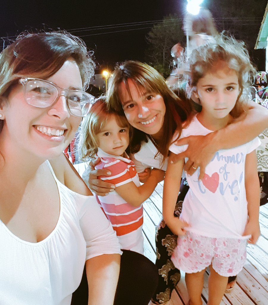 maruromeo's tweet photo. Con la genia de @AixaLDB y sus herederas... felices de estar conmigo 😂 #Pinamar #VeranoCitroen https://t.co/OQQMgaRyvv