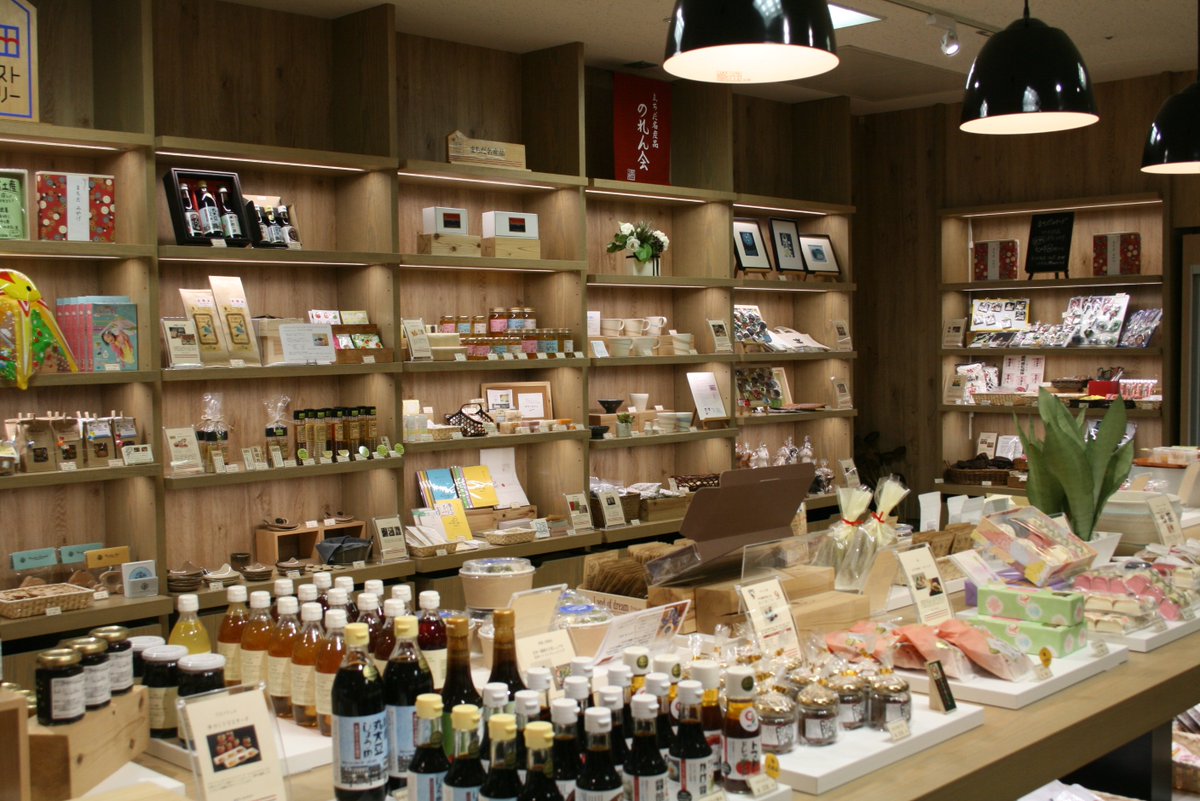 町田イタリアン ルーチェ ちょっとしたお土産に 町田らしいものを というときには ぽっぽ町田 オシャレな店内で 町田の特産品が勢ぞろい おすすめはルーチェでも使っている 岡直三郎商店さんの醤油のミニシリーズ 組み合わせて贈ってもgood 私も