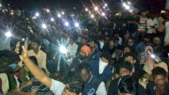 ActorVijayFan1's tweet image. மெரினாவில் #Jallikattu க்கு ஆதரவான போராட்டத்தில் கலந்து கொண்டார் இளைய தளபதி 😍 #Vijay