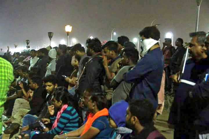 ActorVijayFan1's tweet image. மெரினாவில் #Jallikattu க்கு ஆதரவான போராட்டத்தில் கலந்து கொண்டார் இளைய தளபதி 😍 #Vijay