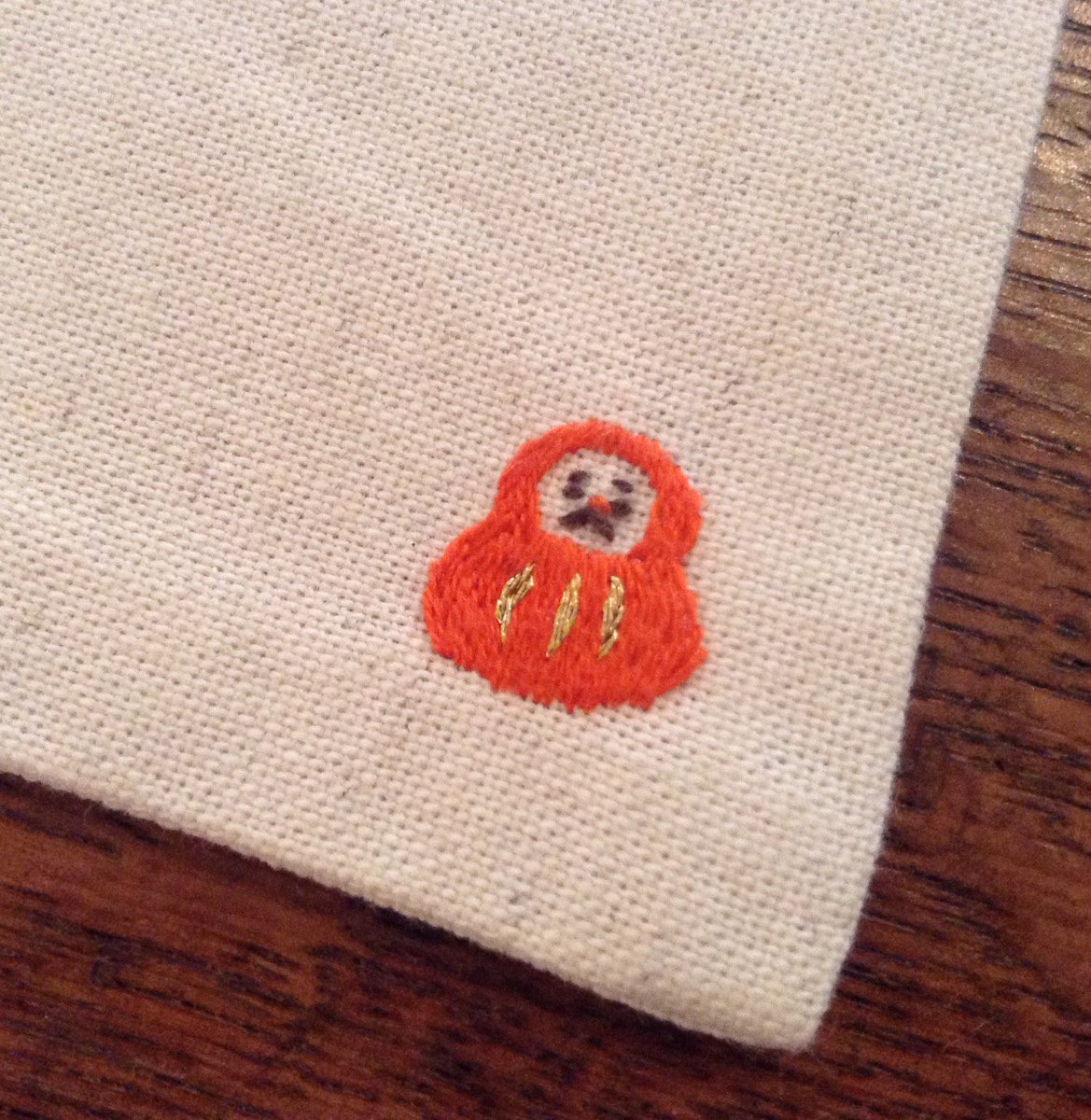 Mokuji Sur Twitter Mokujiのだるまくじ 景品その4 だるまの刺繍コースター 一本どりの刺繍糸でちまちま刺しただるまがポイント 金の刺繍糸がおしゃれ 色違いがありましたが出てしまいました 気力があったらまた作ります ブログの記事 T Co Mokuji Sur Twitter Mokujiのだるまくじ 景品その4 だるまの刺繍コースター 一本どりの刺繍糸でちまちま刺しただるまがポイント 金の刺繍糸がおしゃれ 色違いがありましたが出てしまいました 気力があったらまた作ります ブログの記事 T Co