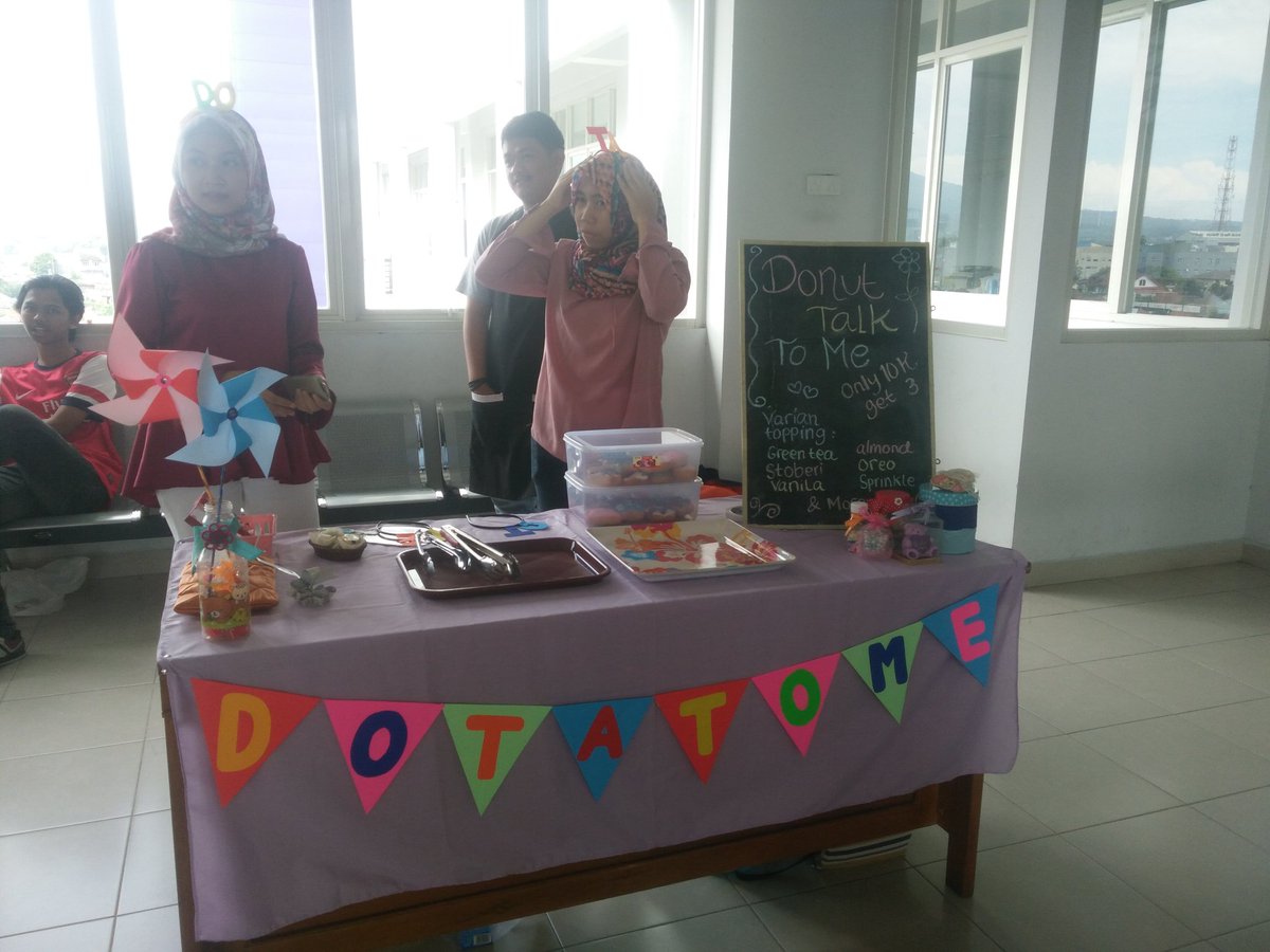 CiwitCoffee's tweet photo. Dan ini dia stand terakhir donatnya bokin nendang enaknya. Yuk dateng ke Lt.1 STIE Kesatuan. #bizday2017#digmarkstiekesatuan https://t.co/njrIHqaPX2