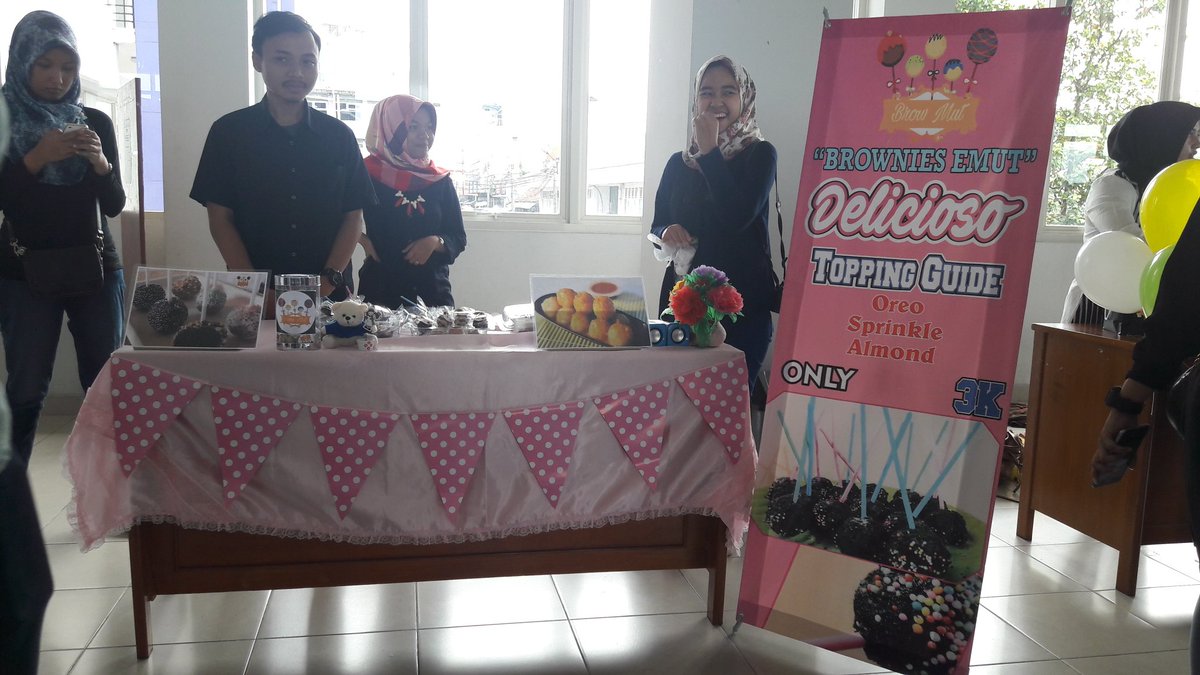 BBallen2016's tweet photo. Kami tawarkan brownis dgn macam2 toping, mumpung masih promo guys dan harganya murah loh hanya 3.000 saja #bizday2017 #digmarkstiekesatuan https://t.co/kUge2uwIW0