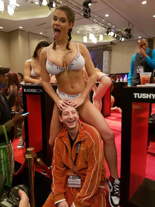 Watch Dave Dixon's leaked NSFW photo on TwXstars