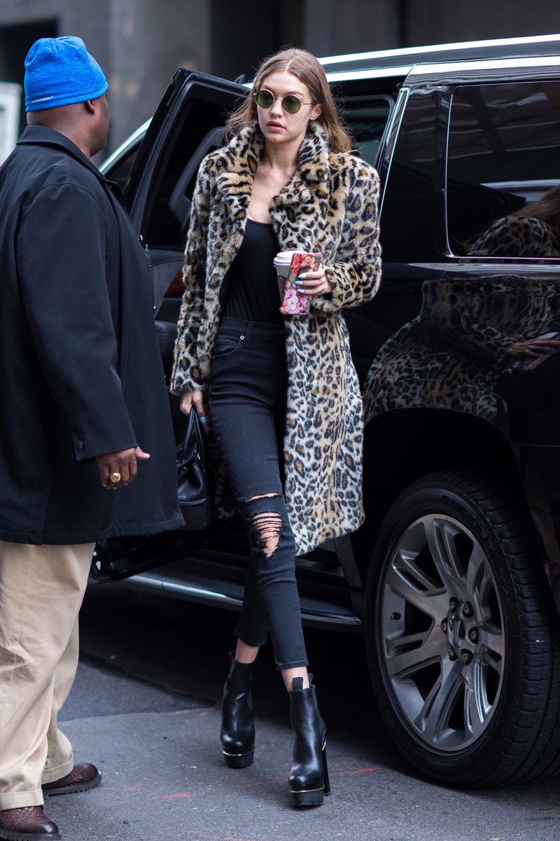 Update ❤ Gigi Hadid ในนิวยอร์กซิตี้เมื่อวันที่ 20 ม.ค. 2017