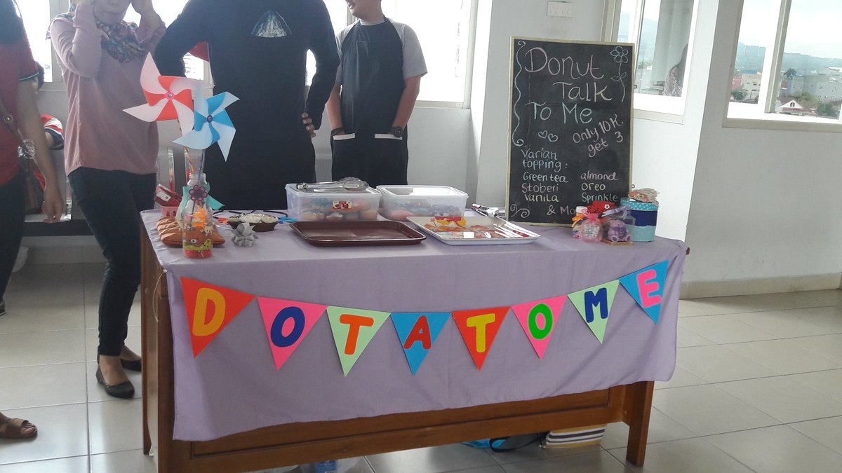 BBallen2016's tweet photo. Masih ada pomo nich guys di counter kami beli donut hanya 10.000 dapat 3, buruan ya sebelum kehabisan #bizday2017 #digmarkstiekesatuan https://t.co/iUnzWEYCik