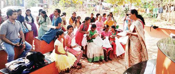 mathrubhumi's tweet photo. കുട്ടികള് ആഗ്രഹങ്ങള് പറഞ്ഞു; സമ്മാനങ്ങളുമായി അവരെത്തി https://t.co/dQno1pI4YT #sandhyavarma #parenting #learningarena https://t.co/b38PHTPp1W