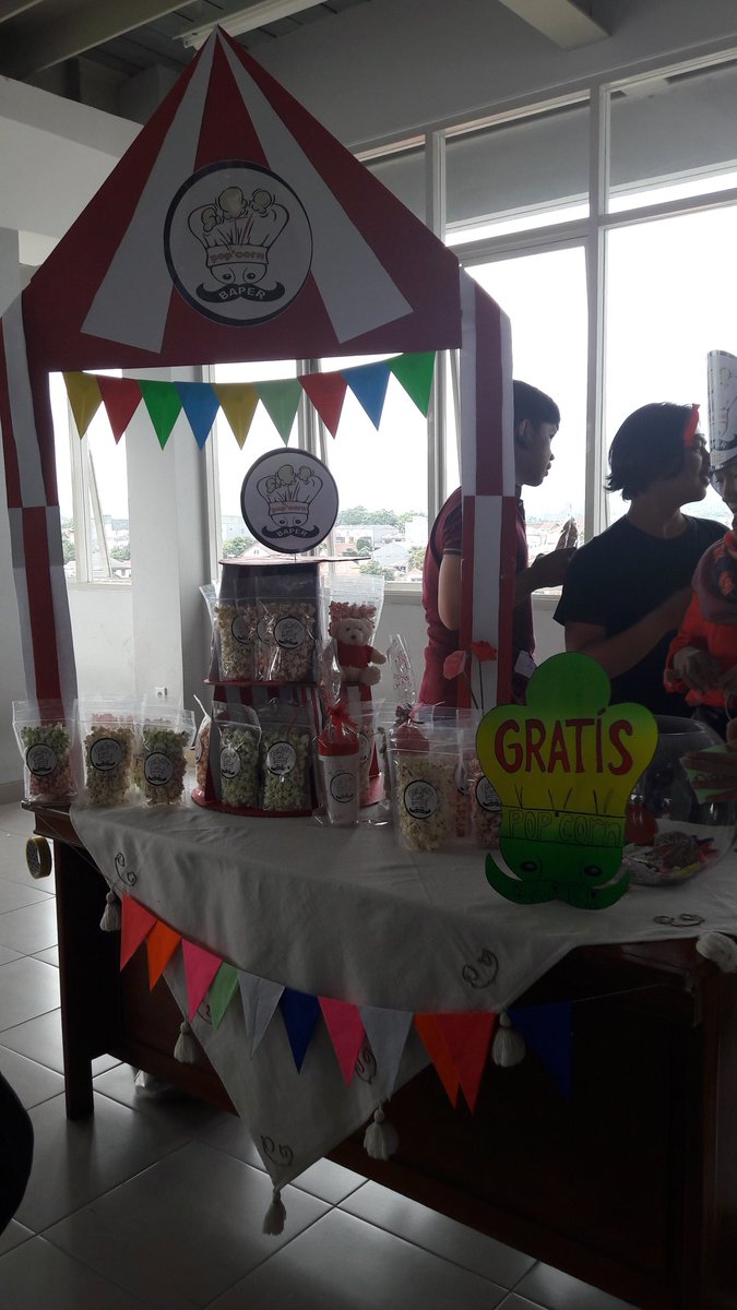 BBallen2016's tweet photo. Ayo guys datang ke counter bazar kami di pop corn baper, ada macam rasa djamin enak, hrgnya murah banget #bizday2017 #digmarkstiekesatuan https://t.co/RIxZxJ2FMU