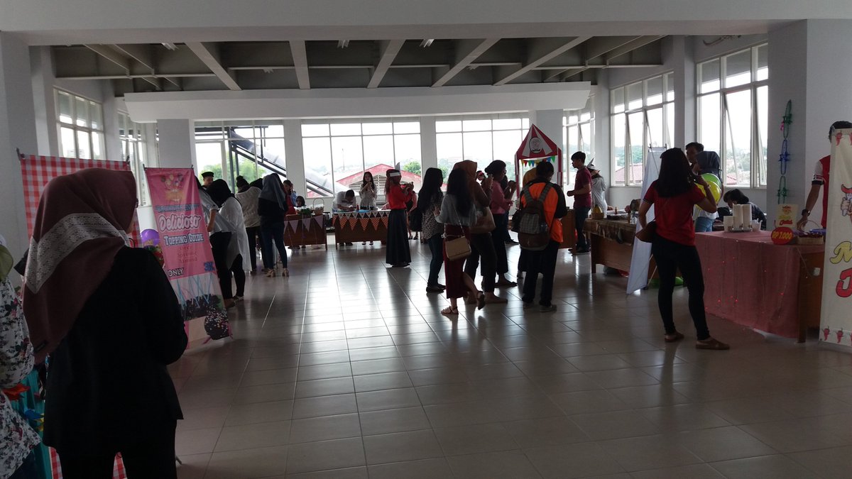 cskripikummi's tweet photo. mahasiswa kesatuan? mau nongkrong asik dengan jajanan inovatif dan kreatif ayo dateng ke lt. 1 @mulmubarak #Bizday2017 #digmarkstiekesatuan https://t.co/FYu4hUk6X0