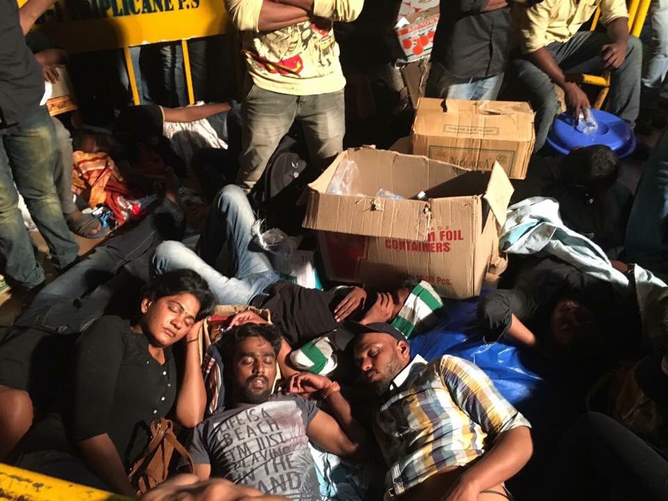 KollywoodCinima's tweet image. இந்த படம் இந்தியாவிற்கே சிறந்த எடுத்துக்காட்டு

சகோதர சகோதரிகளின் கண்ணியம் சபாஷ்

#தமிழன்டா #justiceforjallikatu #TNJALLIKATTU #AmendPCA