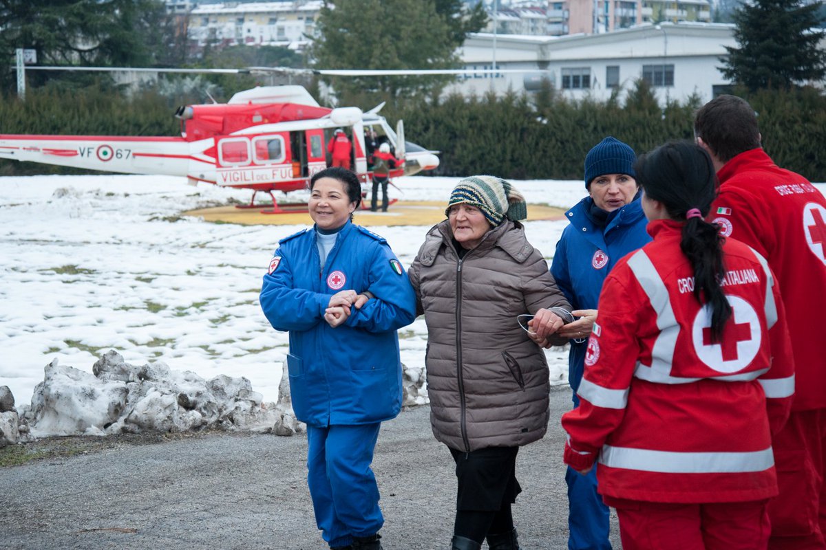 volontari #CriMarche e le Infermiere Volontarie ispettorato marche prestano assistenza agli evacuati dalle zone ancora sommerse dalle neve