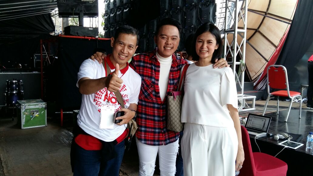 Selamat atas launching perdana <a href="/hot932fm/">Radio HOT 93.2 FM</a> ya 😁 Sukses untuk #KonserHotBanget malam ini. Semoga makin Hot terusss 😀