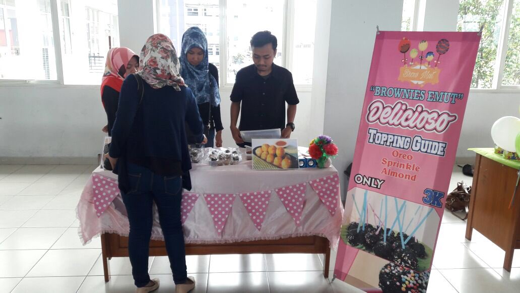 FashionJupe's tweet photo. Brownies Emut sperti namanya imut2 brownies ini ada topping loh, tdk menguras kantong hanya 3k #bizday2017 #digmarkstiekesatuan @mulmubarak https://t.co/NCtTEAEkp6