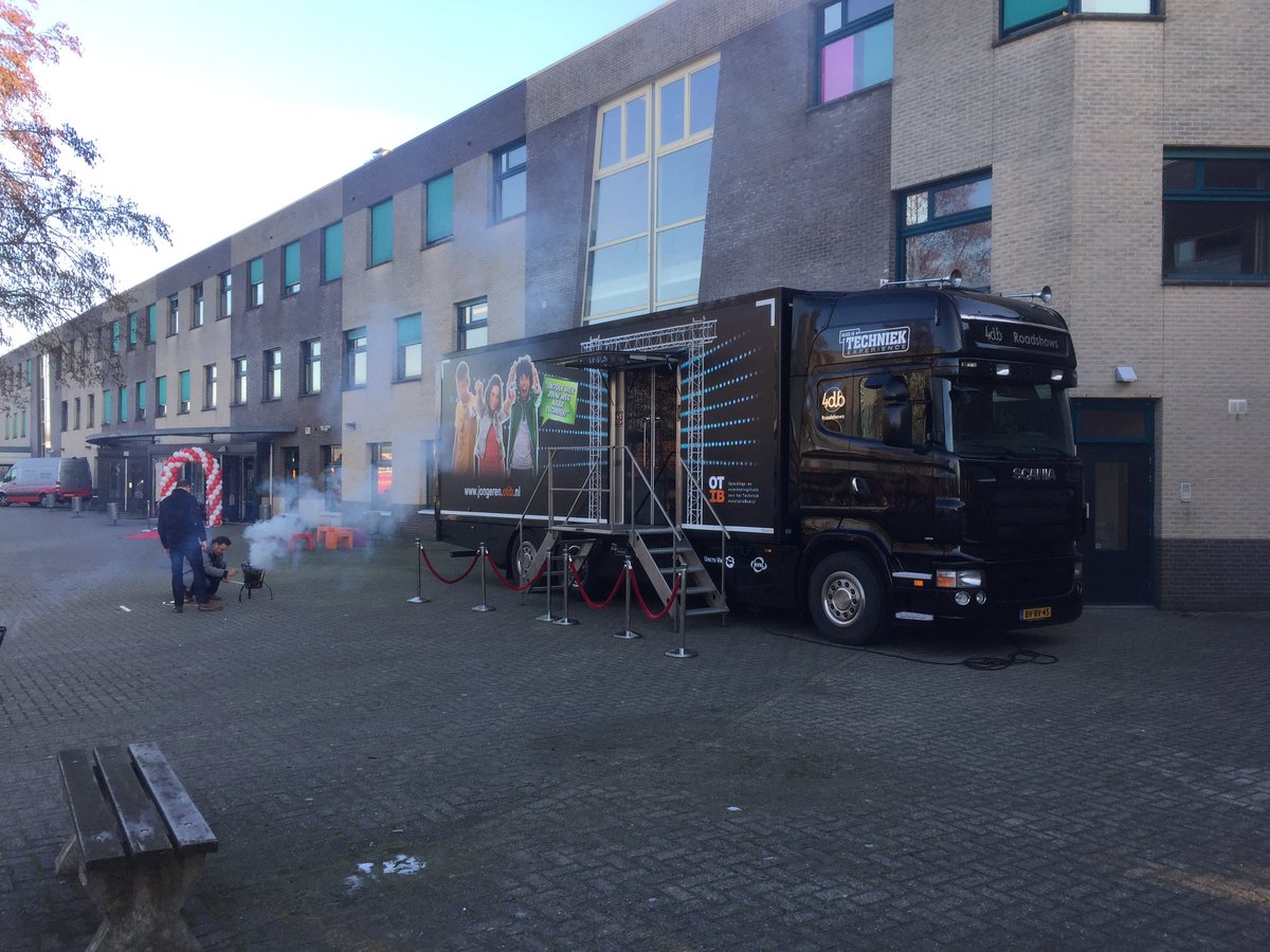 evlavieren's tweet photo. Open dag @HetErasmus met de nieuwe #VRexperience #detechniekachterlowlands 
#allesistechniekexperience @OTIBnieuws https://t.co/oKrkJ9NcF1