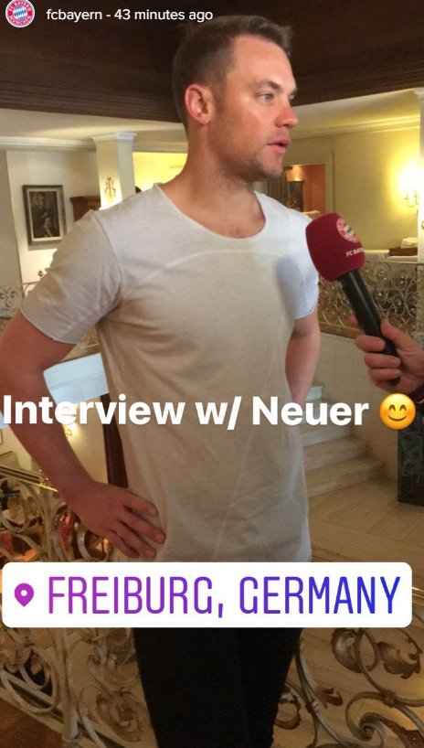 Ein letztes Interview für die #FCBayernTVNews, dann geht's für @Manuel_Neuer und Co. zum Flughafen. #SCFFCB https://t.co/mPraVvGC8g