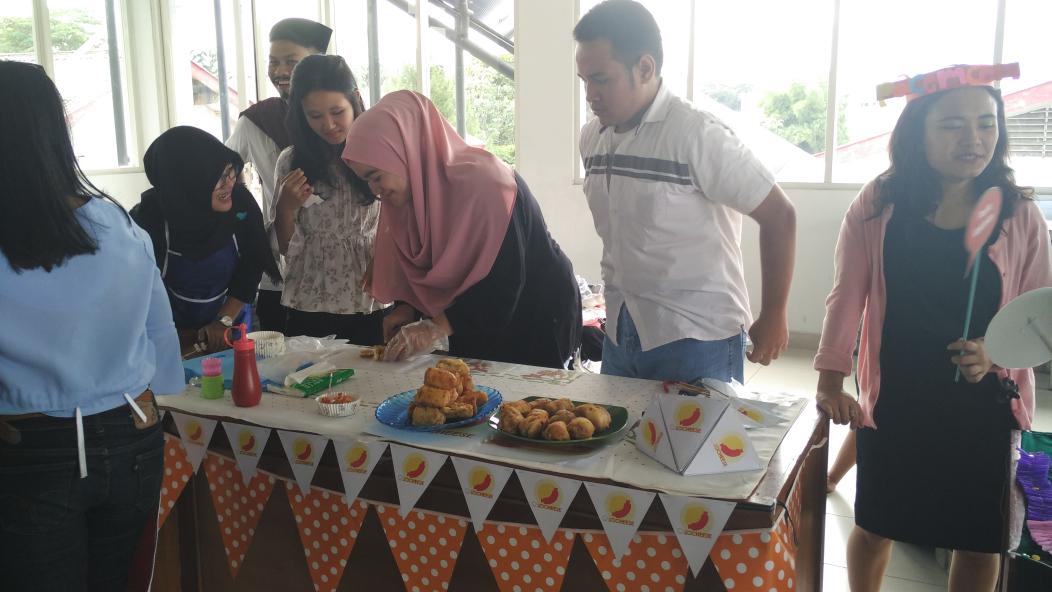bopuara's tweet photo. Serius ini enak banget sochese.  Roti gulung sosis dengan keju didalamnya. Recomended nih buat kalian. #bizday2017 #digmarkstiekesatuan https://t.co/S0dRMp2HFl