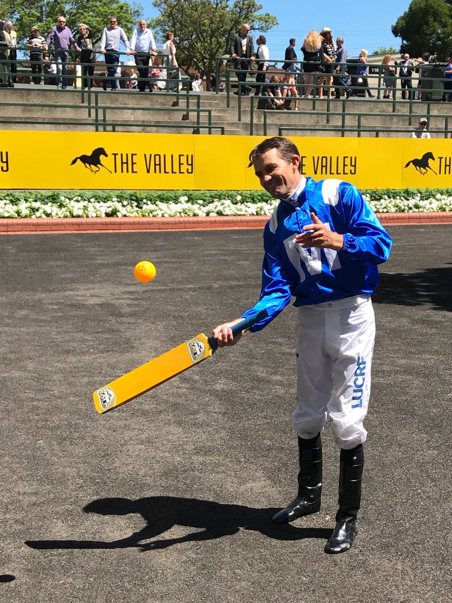 RacingVictoria's tweet photo. Dwayne Dunn warmed up for Tuesday's NJT20 with his new #VOBISGold bat at @TheValley. He is sponsored by #VicOwner https://t.co/K85PK5FRGt https://t.co/569xctOZBr