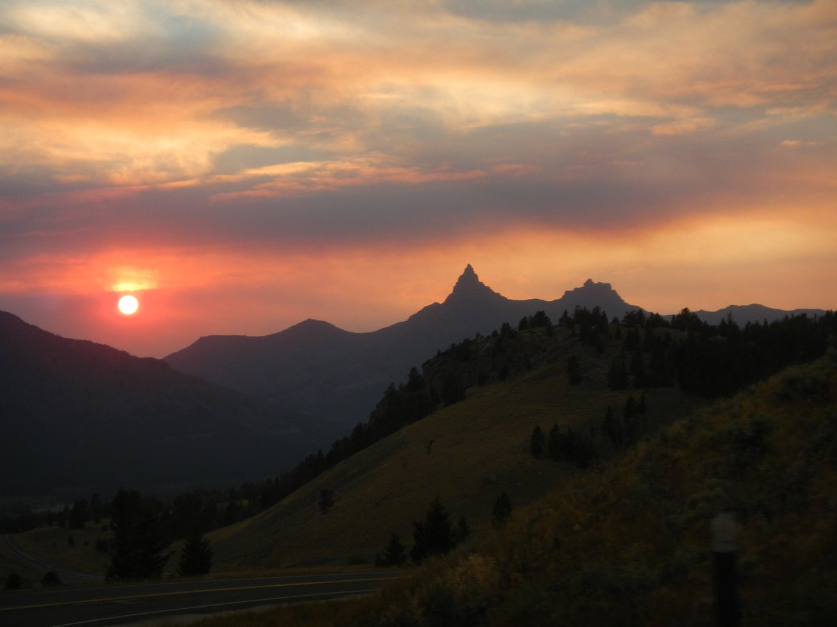 cairochris's tweet photo. Pilot & Index Peaks, #AbsarokaRange, @ShoshoneNF, silouhetted at #sunset as sky glows with #color. #Wyoming @WyomingTourism @forestservice https://t.co/ZcmRPxW4IP