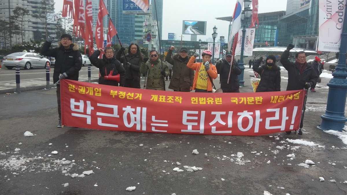 #횃불 155차

"여러분
보이지 않으나 체감하는 공포와 결핍을
가져가도록 허락해 주십시오
두려움은 제가 가져가겠습니다
일어나십시오"

- 2013.12.31. #이남종

개표부정 내란사범 박근혜를 감옥으로!