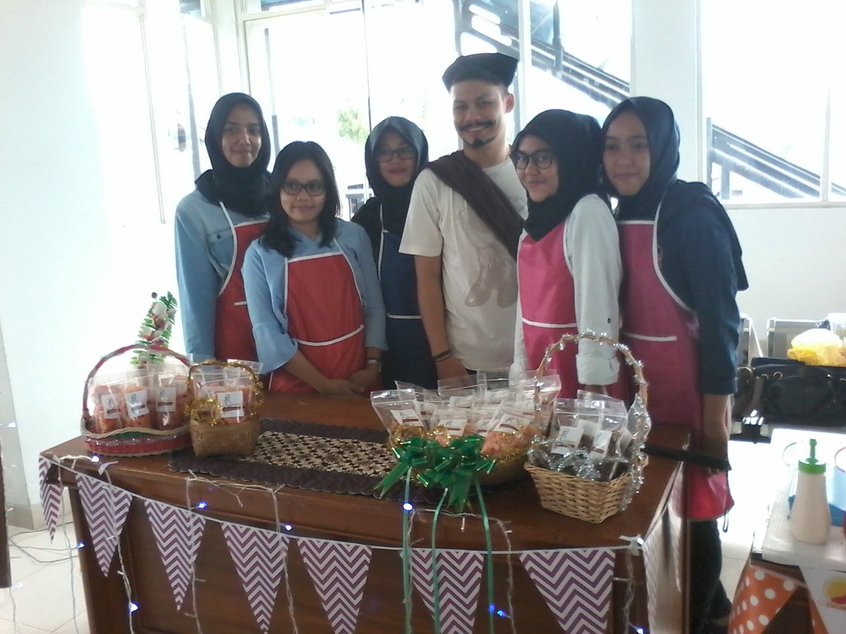 PotabugaCookies's tweet photo. Mang inang nya nih raja nya ranginang dgn brbgai varian rasa yg bikin nagih cuma 8k yu ke gd baru lntai 1 #Bizday2017 #digmarkstiekesatuan https://t.co/tOJxpGWfZy