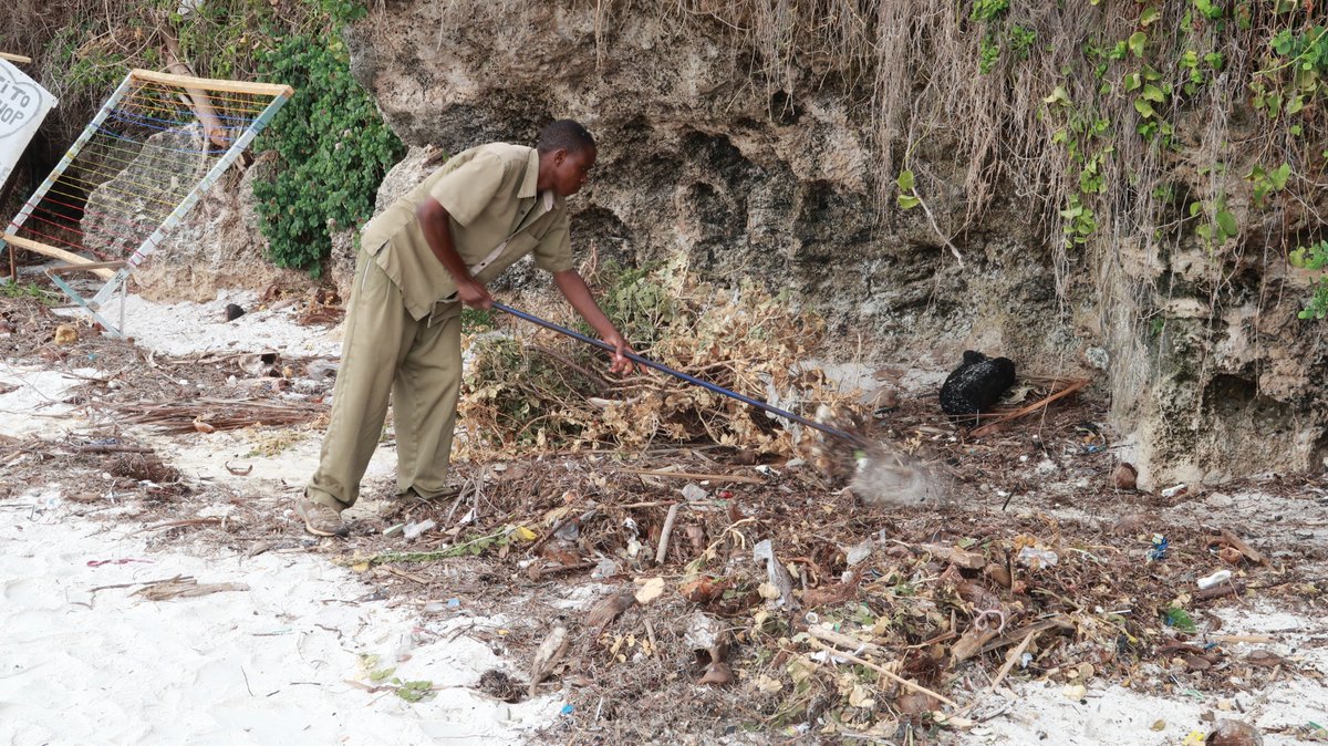 mombasabeach's tweet photo. Mombasa Beach Hotel staff, participating in the beach clean up exercise. #tourism4All https://t.co/dis21xGVuw